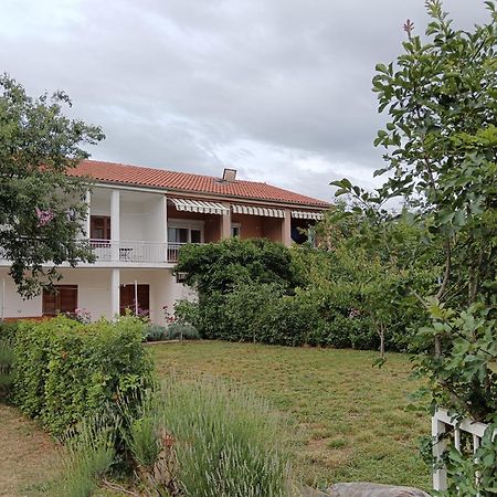 Apartments Lana Starigrad Paklenica Buitenkant foto