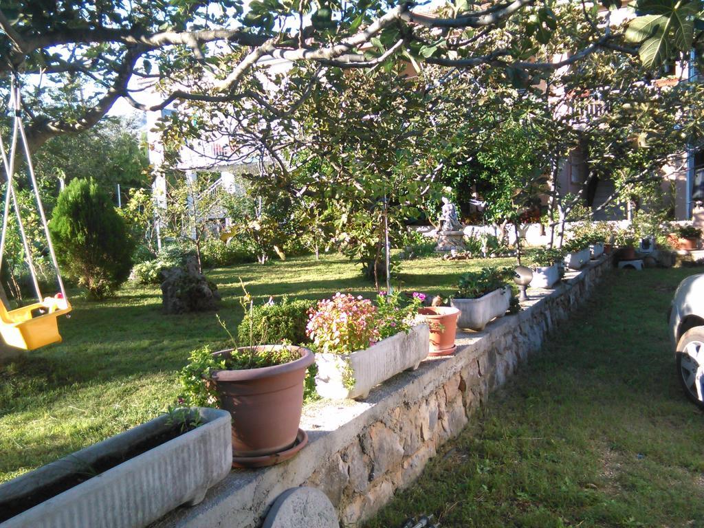 Apartments Lana Starigrad Paklenica Buitenkant foto
